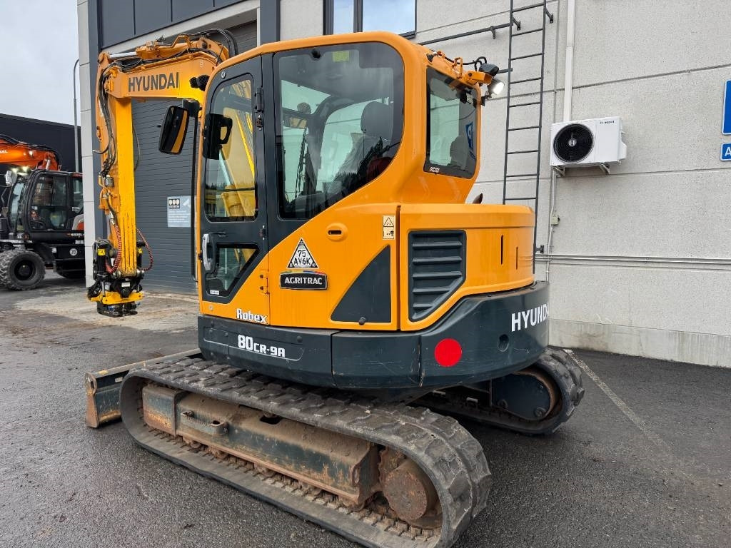 Hyundai R80CR-9A PYÖRITTÄJÄLLÄ - Minikotró: 3 kép. Hyundai R80CR-9A PYÖRITTÄJÄLLÄ - Minikotró: 3 kép.