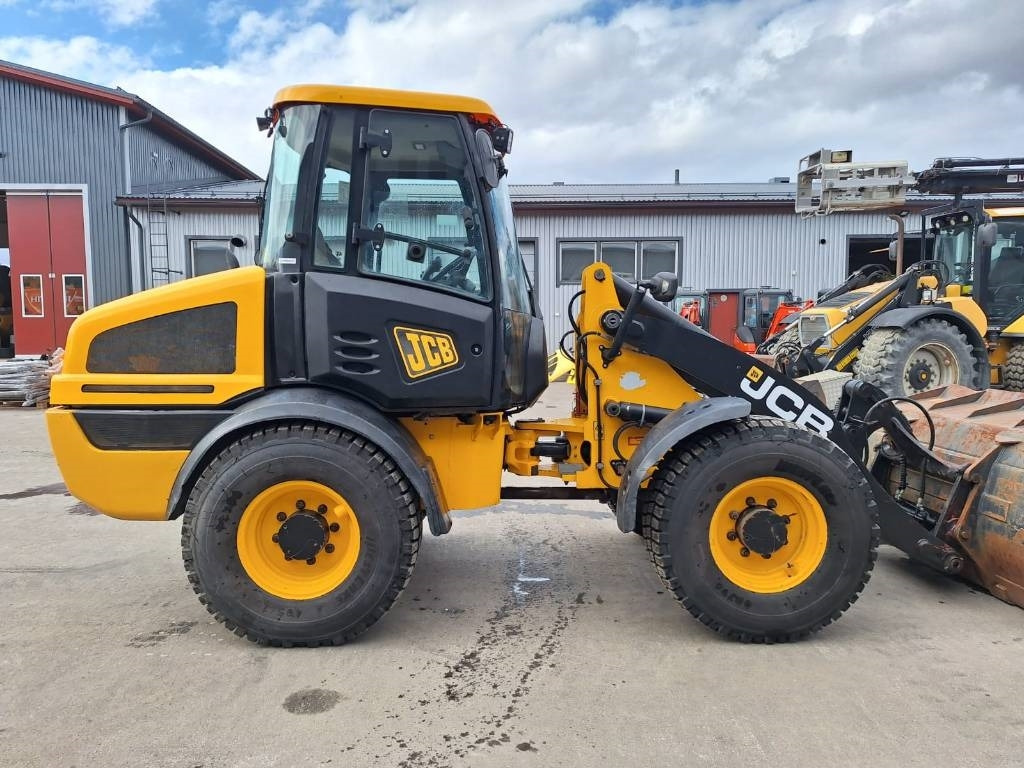 JCB 409 AURA, HIEKOITIN YM. - Gumikerekes homlokrakodó: 5 kép. JCB 409 AURA, HIEKOITIN YM. - Gumikerekes homlokrakodó: 5 kép.