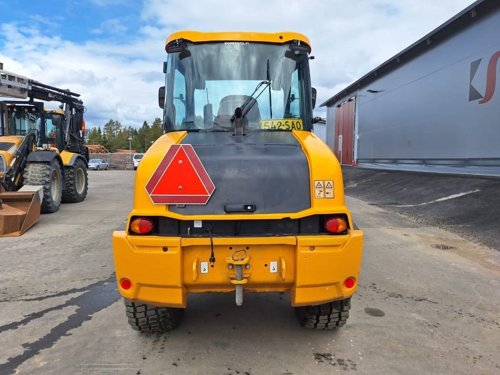 JCB 409 AURA, HIEKOITIN YM. - Gumikerekes homlokrakodó: 3 kép. JCB 409 AURA, HIEKOITIN YM. - Gumikerekes homlokrakodó: 3 kép.