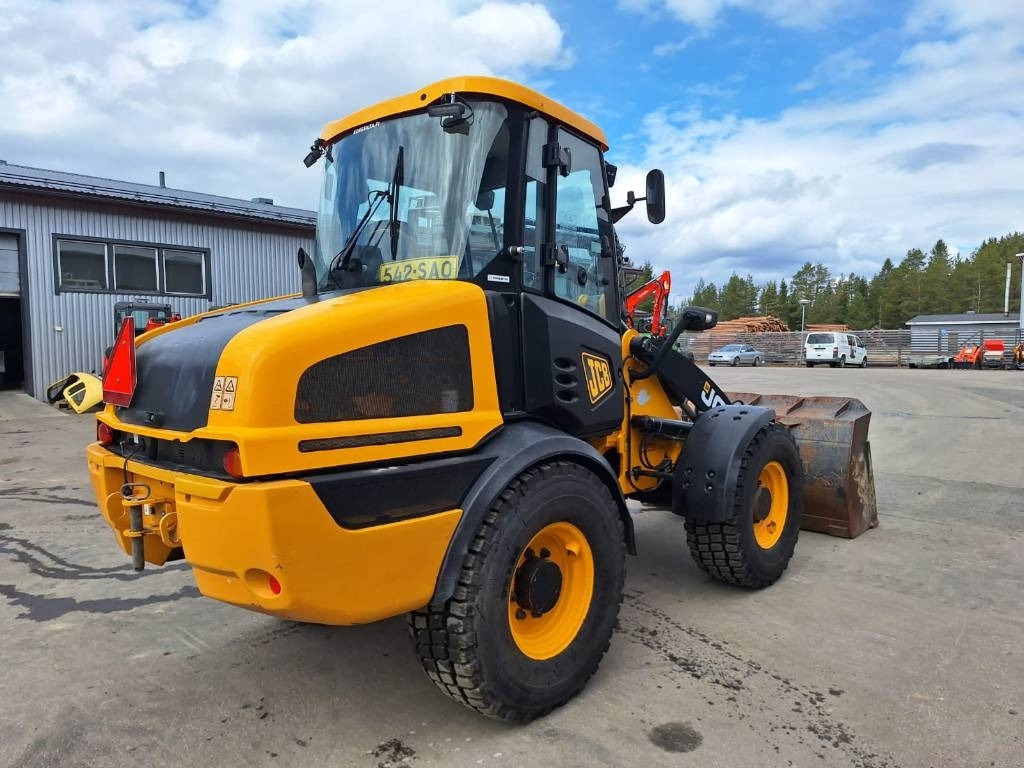 JCB 409 AURA, HIEKOITIN YM. - Gumikerekes homlokrakodó: 4 kép. JCB 409 AURA, HIEKOITIN YM. - Gumikerekes homlokrakodó: 4 kép.