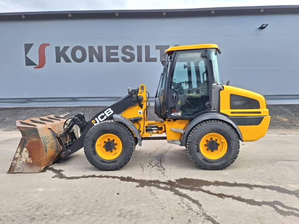 JCB 409 AURA, HIEKOITIN YM. - Gumikerekes homlokrakodó: 1 kép. JCB 409 AURA, HIEKOITIN YM. - Gumikerekes homlokrakodó: 1 kép.