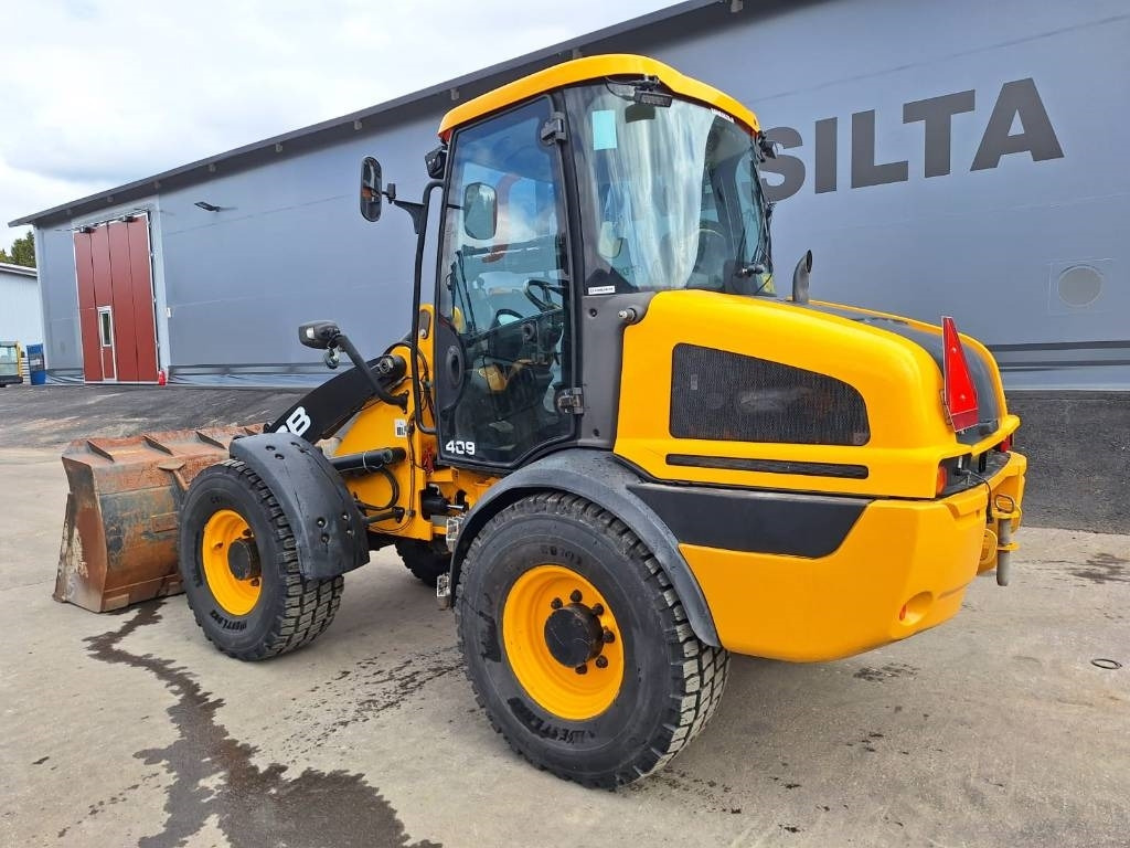 JCB 409 AURA, HIEKOITIN YM. - Gumikerekes homlokrakodó: 2 kép. JCB 409 AURA, HIEKOITIN YM. - Gumikerekes homlokrakodó: 2 kép.