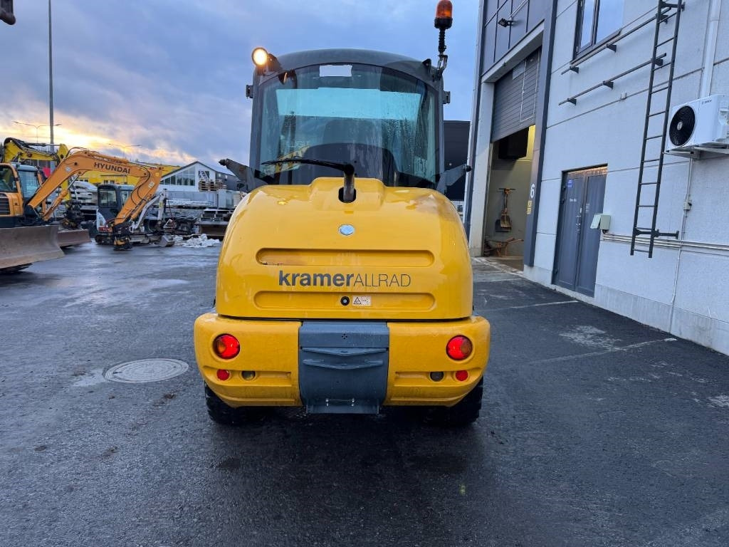 Kramer 680 - Gumikerekes homlokrakodó: 4 kép. Kramer 680 - Gumikerekes homlokrakodó: 4 kép.