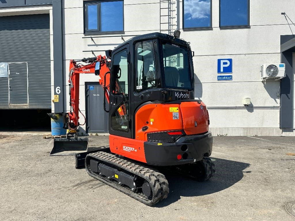 Kubota KX037-4 PYÖRITTÄJÄLLÄ - Minikotró: 2 kép. Kubota KX037-4 PYÖRITTÄJÄLLÄ - Minikotró: 2 kép.