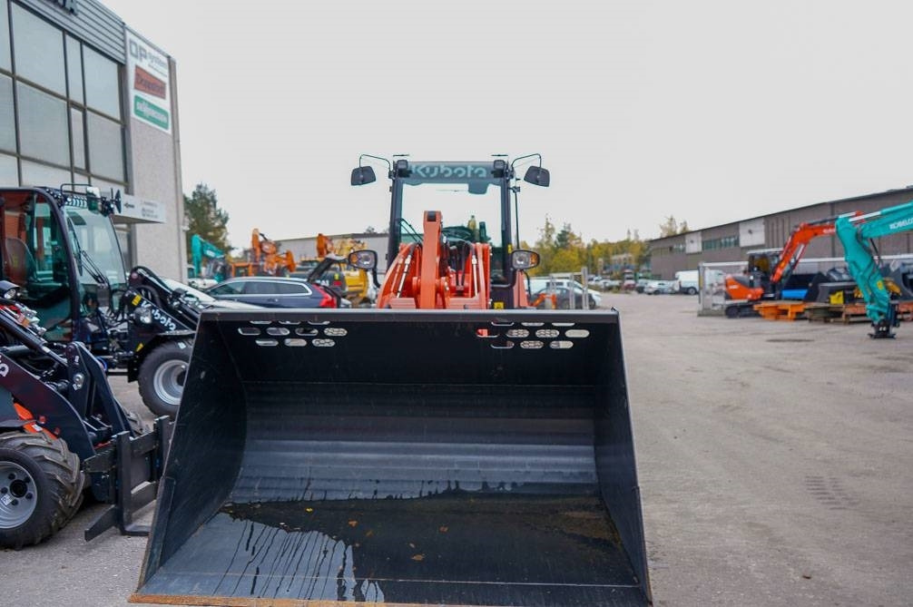 Kubota R070 VARUSTELTU - Gumikerekes homlokrakodó: 3 kép. Kubota R070 VARUSTELTU - Gumikerekes homlokrakodó: 3 kép.