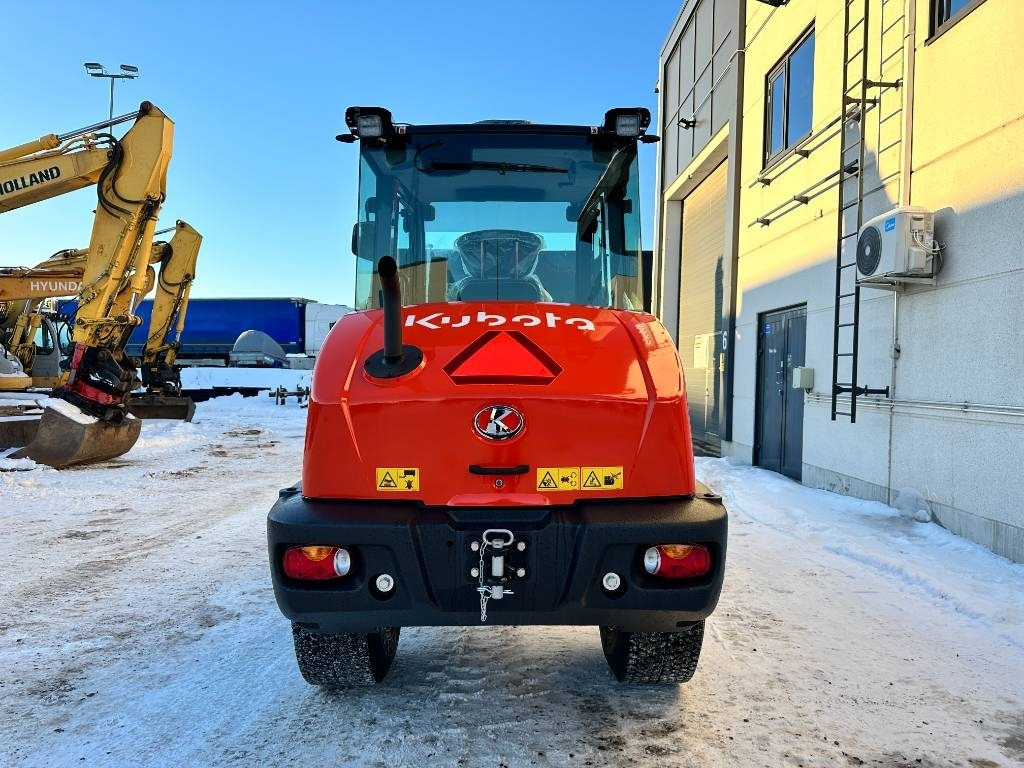 Kubota R090 Auravarustuksella uusi - Gumikerekes homlokrakodó: 3 kép. Kubota R090 Auravarustuksella uusi - Gumikerekes homlokrakodó: 3 kép.