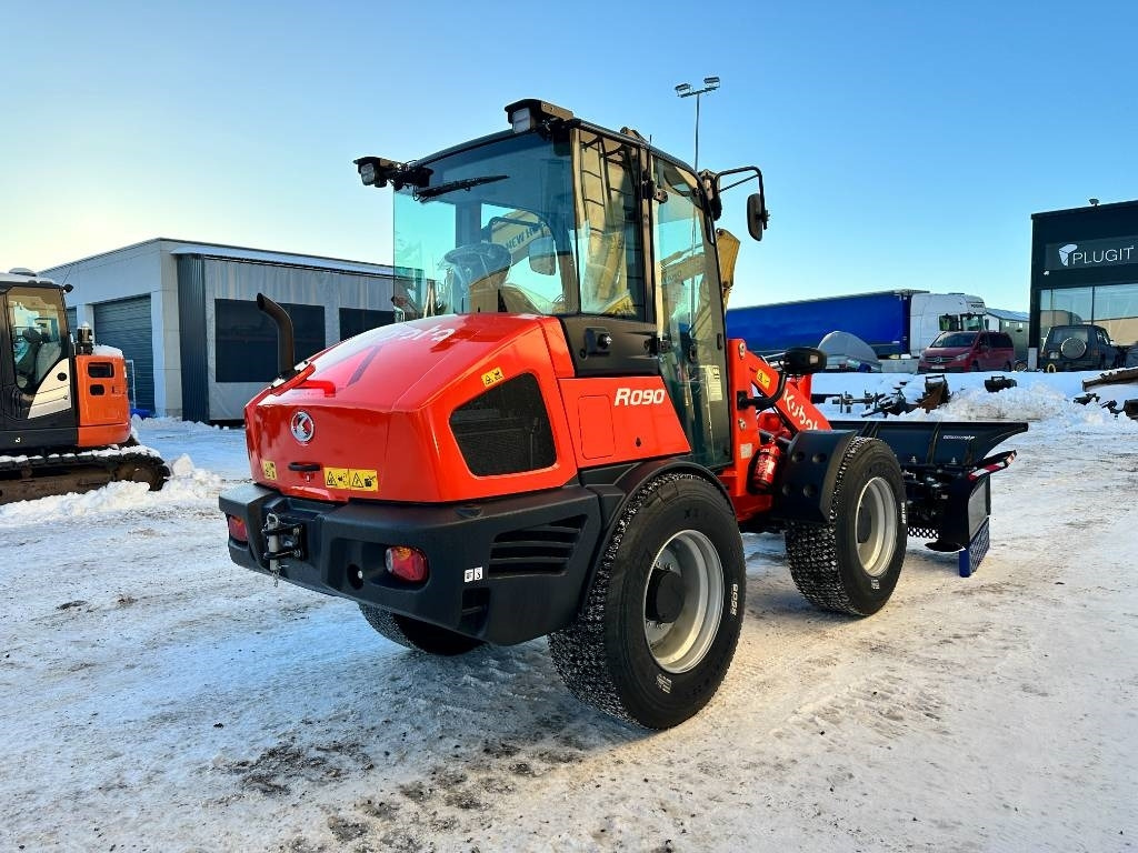 Kubota R090 Auravarustuksella uusi - Gumikerekes homlokrakodó: 4 kép. Kubota R090 Auravarustuksella uusi - Gumikerekes homlokrakodó: 4 kép.