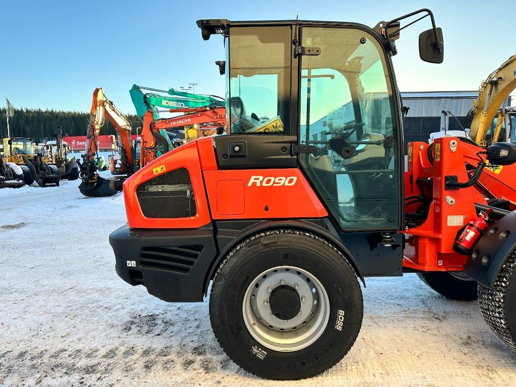 Kubota R090 Auravarustuksella uusi - Gumikerekes homlokrakodó: 5 kép. Kubota R090 Auravarustuksella uusi - Gumikerekes homlokrakodó: 5 kép.