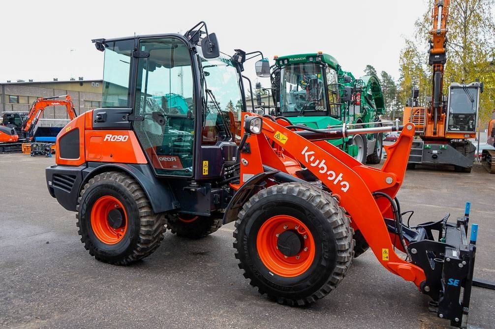 Kubota R090 VARUSTELTU - Gumikerekes homlokrakodó: 5 kép. Kubota R090 VARUSTELTU - Gumikerekes homlokrakodó: 5 kép.