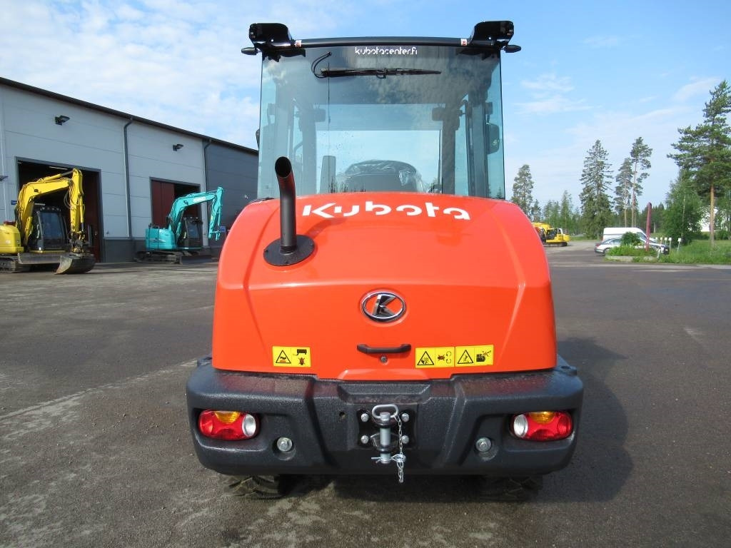 Kubota R090W UUTUUSMALLI - Gumikerekes homlokrakodó: 4 kép. Kubota R090W UUTUUSMALLI - Gumikerekes homlokrakodó: 4 kép.
