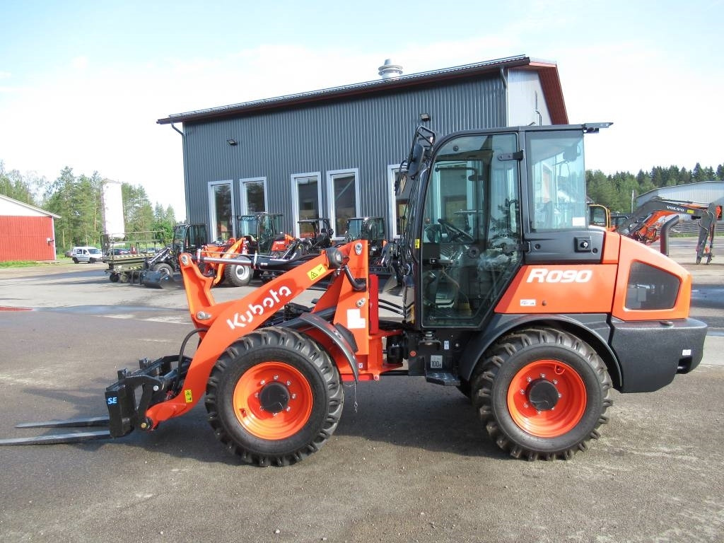 Kubota R090W UUTUUSMALLI - Gumikerekes homlokrakodó: 1 kép. Kubota R090W UUTUUSMALLI - Gumikerekes homlokrakodó: 1 kép.