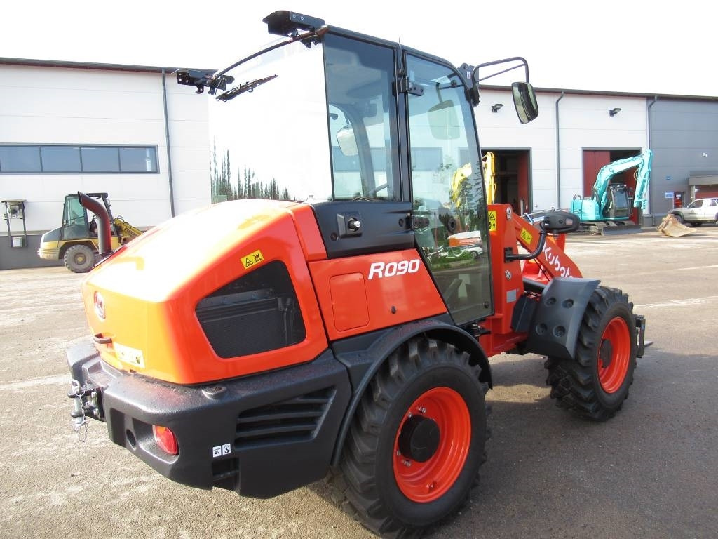 Kubota R090W UUTUUSMALLI - Gumikerekes homlokrakodó: 5 kép. Kubota R090W UUTUUSMALLI - Gumikerekes homlokrakodó: 5 kép.