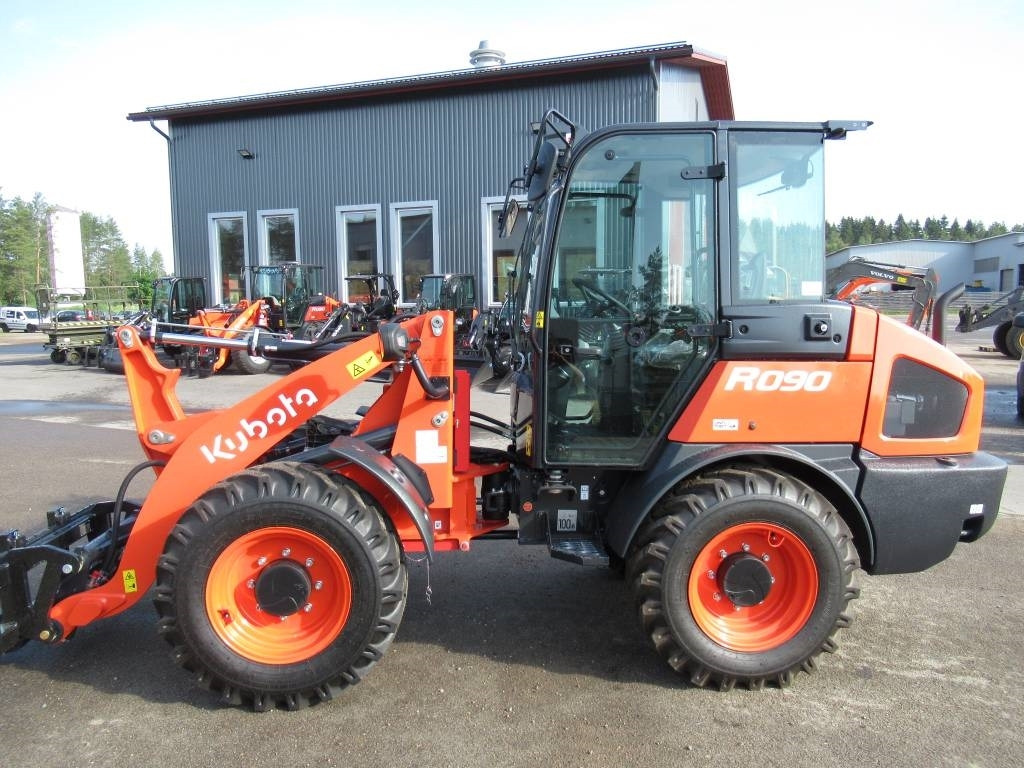 Kubota R090W UUTUUSMALLI - Gumikerekes homlokrakodó: 2 kép. Kubota R090W UUTUUSMALLI - Gumikerekes homlokrakodó: 2 kép.