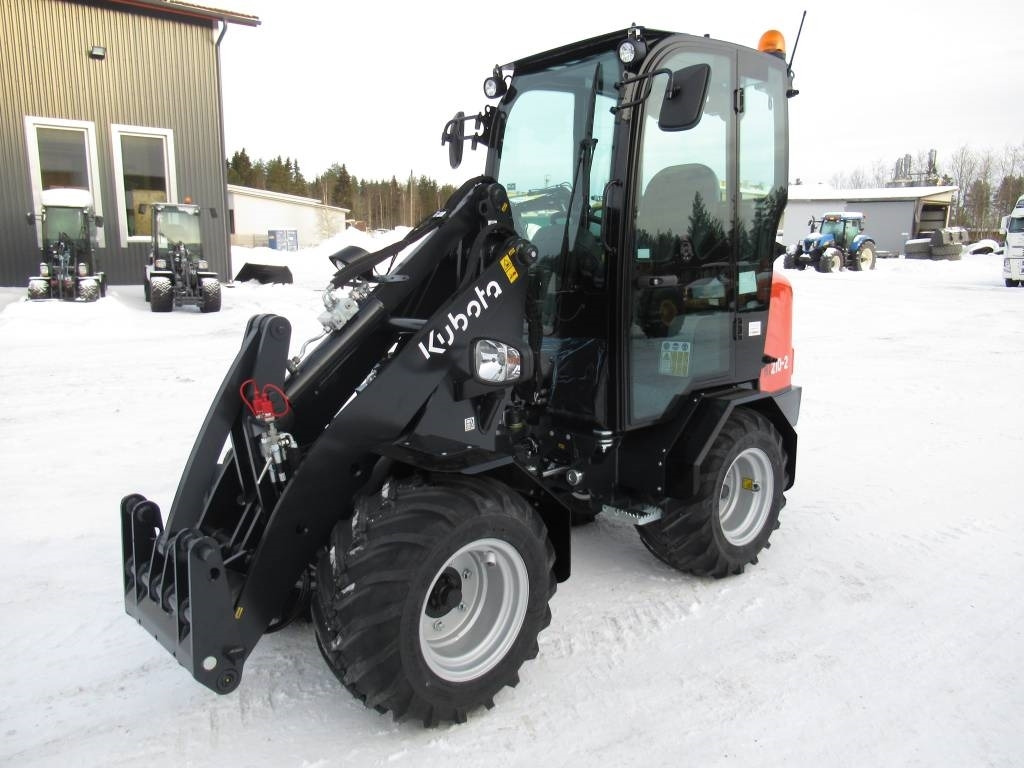 Kubota RT210-2 UUSI, TAKUU - Derékcsuklós rakodó: 2 kép. Kubota RT210-2 UUSI, TAKUU - Derékcsuklós rakodó: 2 kép.