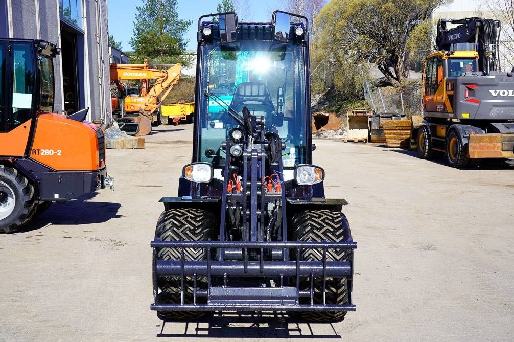 Kubota RT260-2 DELUXE - Gumikerekes homlokrakodó: 3 kép. Kubota RT260-2 DELUXE - Gumikerekes homlokrakodó: 3 kép.