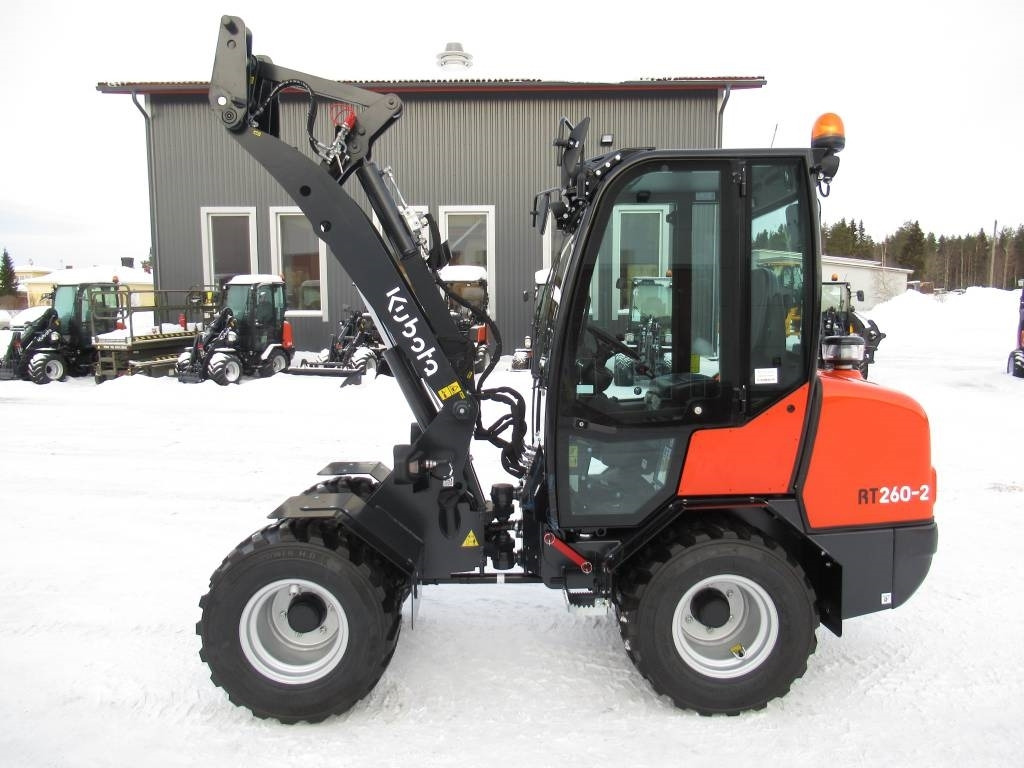 Kubota RT260-2 UUSI, TAKUU - Derékcsuklós rakodó: 2 kép. Kubota RT260-2 UUSI, TAKUU - Derékcsuklós rakodó: 2 kép.
