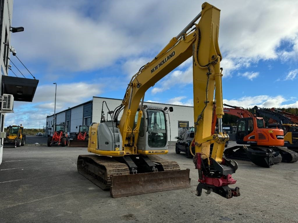 New Holland MYYTY! SOLD! E135BSR-2 PYÖRITTÄJÄLLÄ - Lánctalpas kotró: 5 kép. New Holland MYYTY! SOLD! E135BSR-2 PYÖRITTÄJÄLLÄ - Lánctalpas kotró: 5 kép.