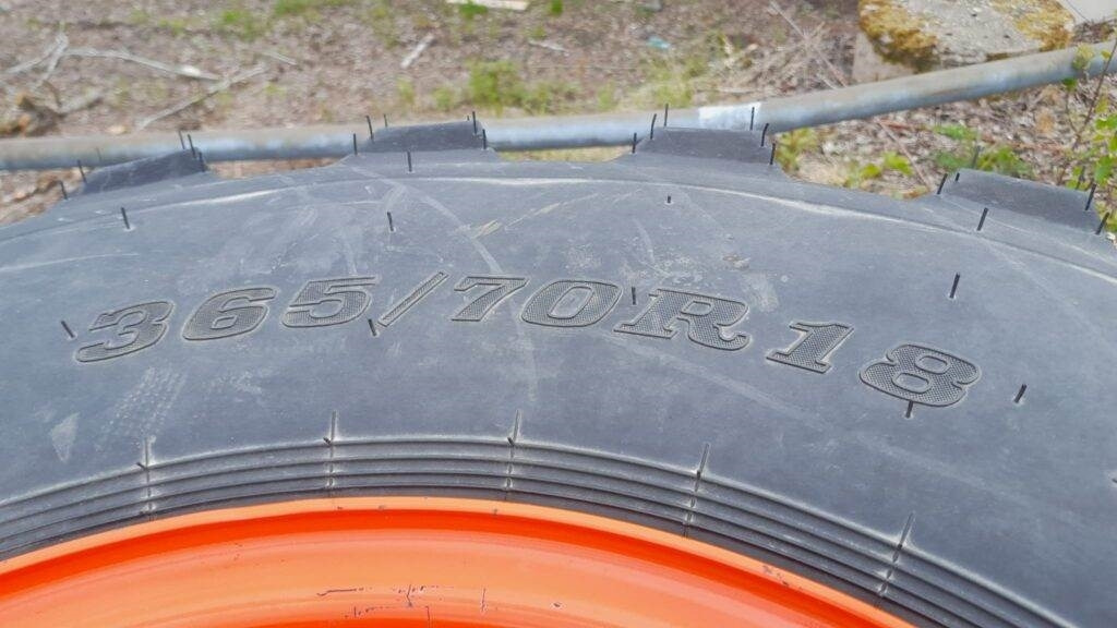 RENGASSARJA 365/70R18 VANTEINEEN - Komplett kerék - Építőipari gépek: 4 kép. RENGASSARJA 365/70R18 VANTEINEEN - Komplett kerék - Építőipari gépek: 4 kép.