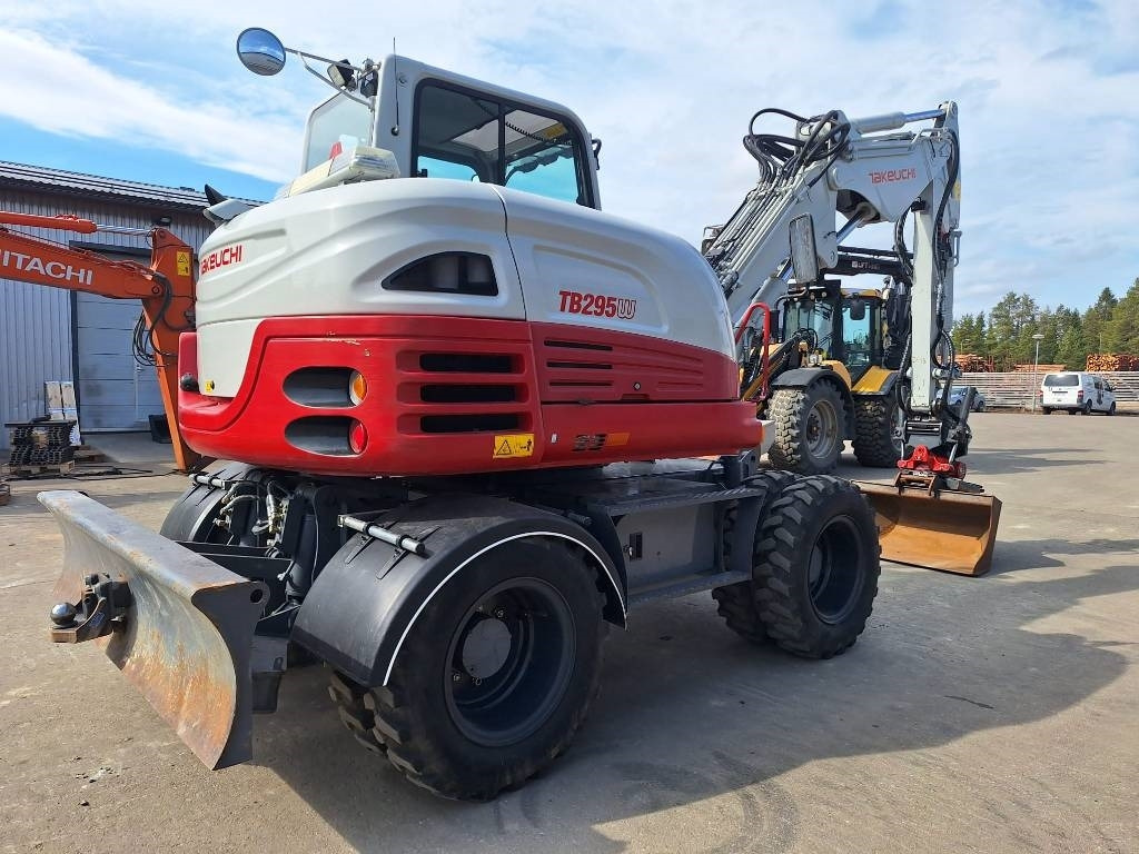 Takeuchi TB295W KÄRRY, PYÖRITTÄJÄ, 5-KAUHAA - Gumikerekes kotró: 4 kép. Takeuchi TB295W KÄRRY, PYÖRITTÄJÄ, 5-KAUHAA - Gumikerekes kotró: 4 kép.
