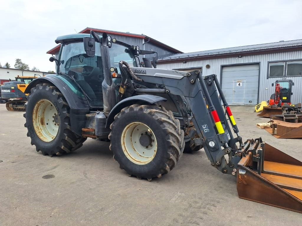 Valtra N174 VERSU ETUKUORMAAJALLA - Traktor: 5 kép. Valtra N174 VERSU ETUKUORMAAJALLA - Traktor: 5 kép.