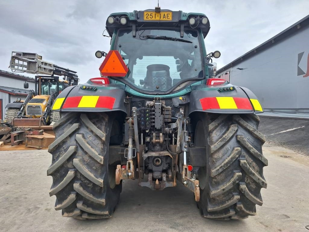 Valtra N174 VERSU ETUKUORMAAJALLA - Traktor: 3 kép. Valtra N174 VERSU ETUKUORMAAJALLA - Traktor: 3 kép.