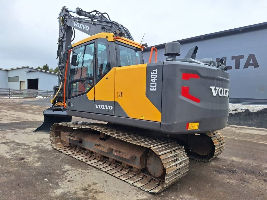 Volvo EC140EL PYÖRITTÄJÄLLÄ - Lánctalpas kotró: 2 kép. Volvo EC140EL PYÖRITTÄJÄLLÄ - Lánctalpas kotró: 2 kép.