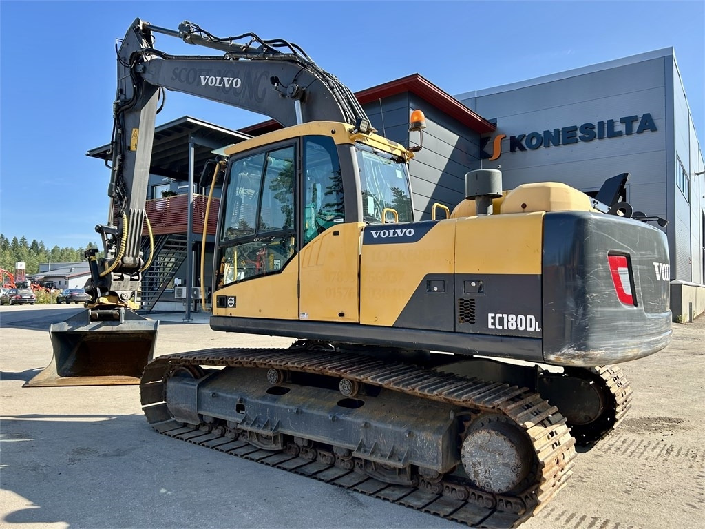Volvo EC180DL PYÖRITTÄJÄLLÄ - Lánctalpas kotró: 3 kép. Volvo EC180DL PYÖRITTÄJÄLLÄ - Lánctalpas kotró: 3 kép.