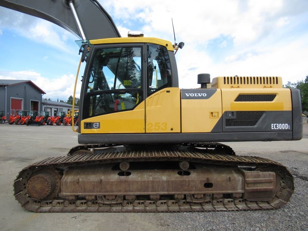 Volvo EC300DL PYÖRITTÄJÄLLÄ - Lánctalpas kotró: 2 kép. Volvo EC300DL PYÖRITTÄJÄLLÄ - Lánctalpas kotró: 2 kép.