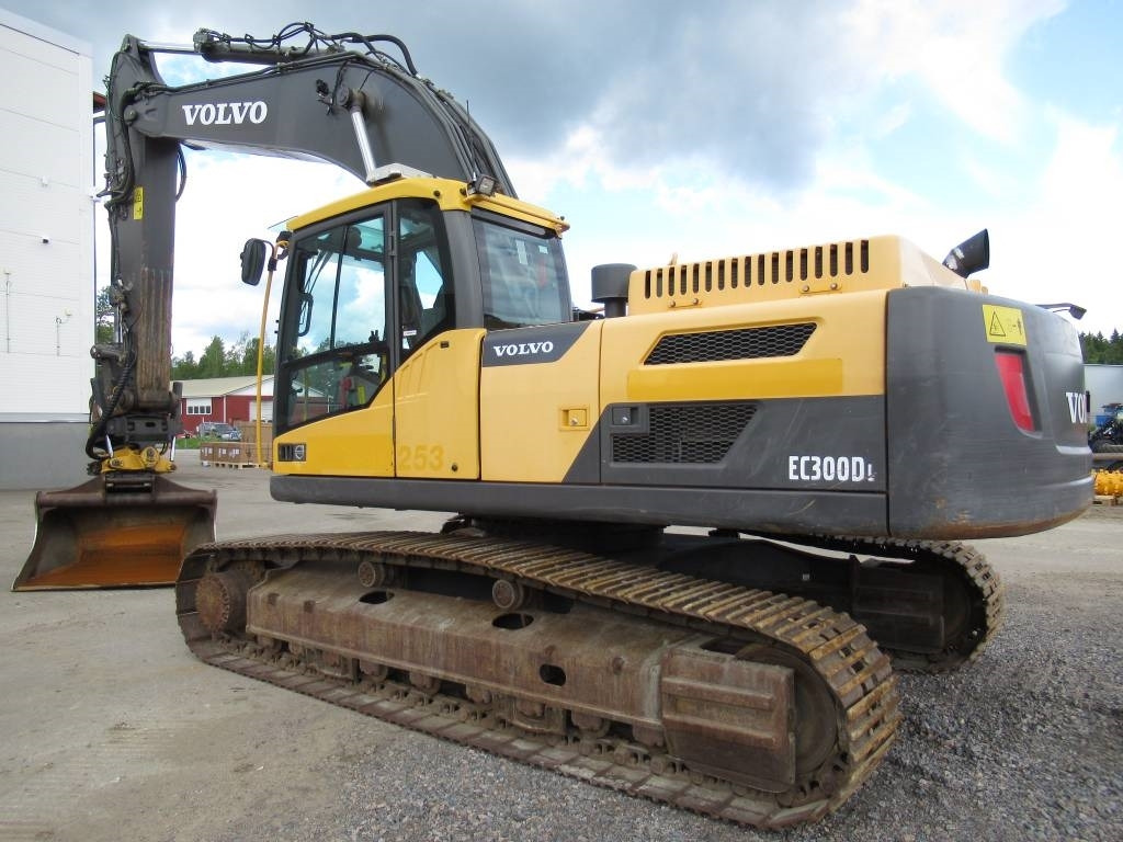 Volvo EC300DL PYÖRITTÄJÄLLÄ - Lánctalpas kotró: 3 kép. Volvo EC300DL PYÖRITTÄJÄLLÄ - Lánctalpas kotró: 3 kép.