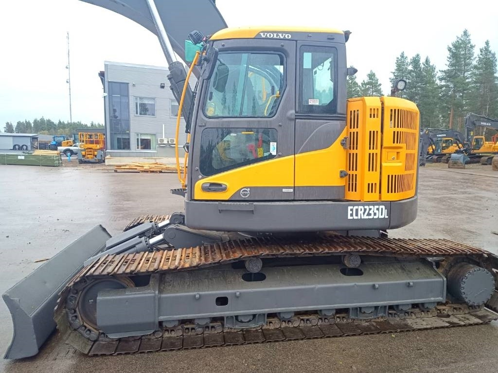 Volvo ECR235DL PYÖRITTÄJÄLLÄ - Lánctalpas kotró: 2 kép. Volvo ECR235DL PYÖRITTÄJÄLLÄ - Lánctalpas kotró: 2 kép.