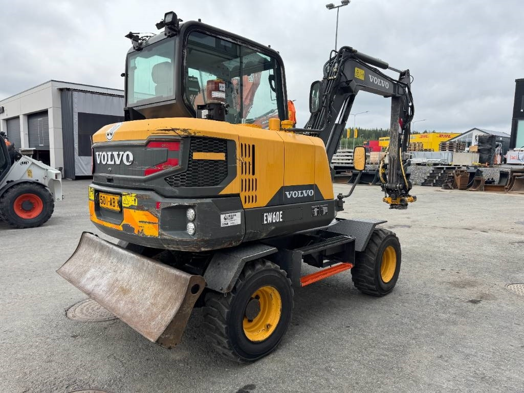 Volvo EW 60 E - Gumikerekes kotró: 5 kép. Volvo EW 60 E - Gumikerekes kotró: 5 kép.