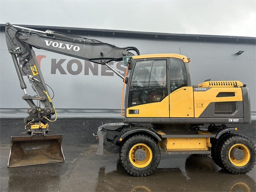 Volvo EW160D PYÖRITTÄJÄLLÄ - Gumikerekes kotró: 1 kép. Volvo EW160D PYÖRITTÄJÄLLÄ - Gumikerekes kotró: 1 kép.