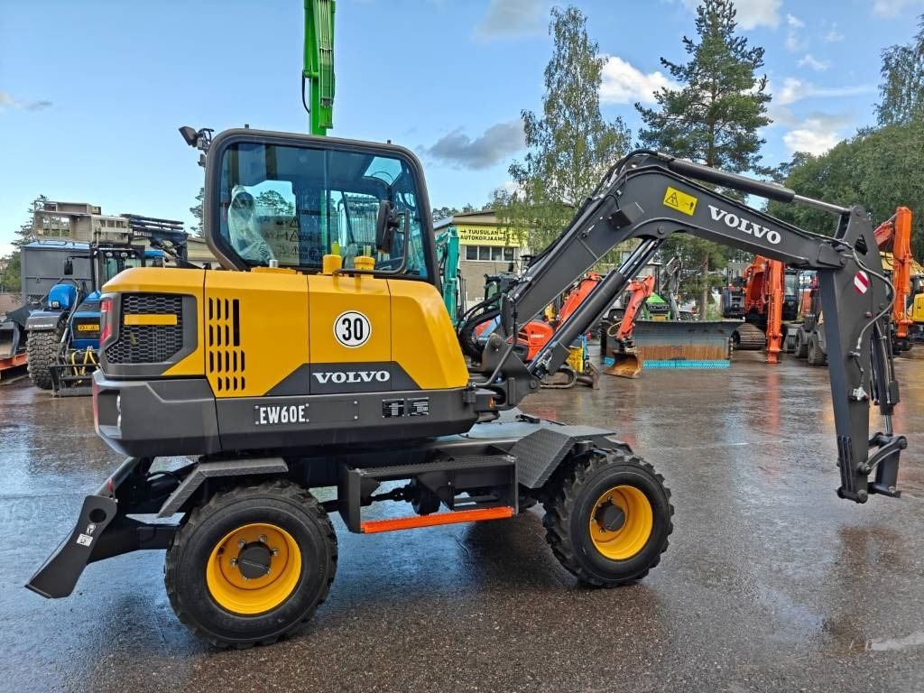 Volvo EW60E UUSI/AJAMATON - Gumikerekes kotró: 4 kép. Volvo EW60E UUSI/AJAMATON - Gumikerekes kotró: 4 kép.