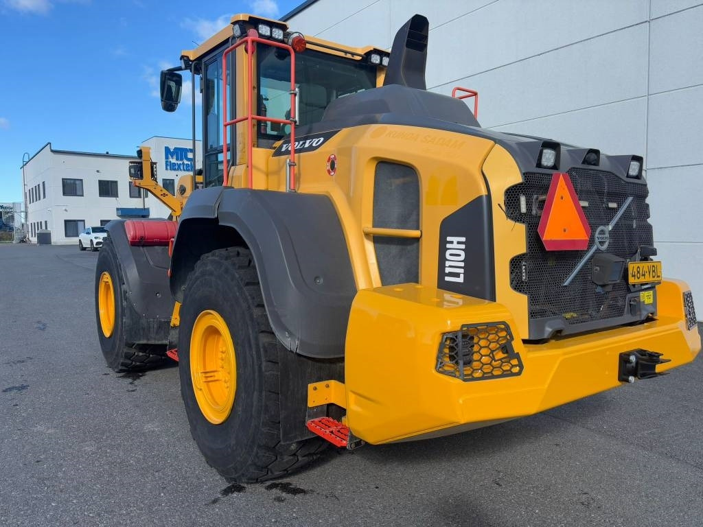 Volvo L 110 H - Gumikerekes homlokrakodó: 2 kép. Volvo L 110 H - Gumikerekes homlokrakodó: 2 kép.