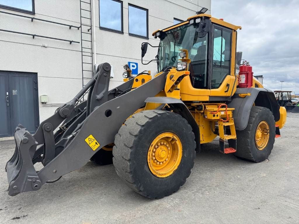 Volvo L 90 H Long Boom STAGE V - Gumikerekes homlokrakodó: 2 kép. Volvo L 90 H Long Boom STAGE V - Gumikerekes homlokrakodó: 2 kép.