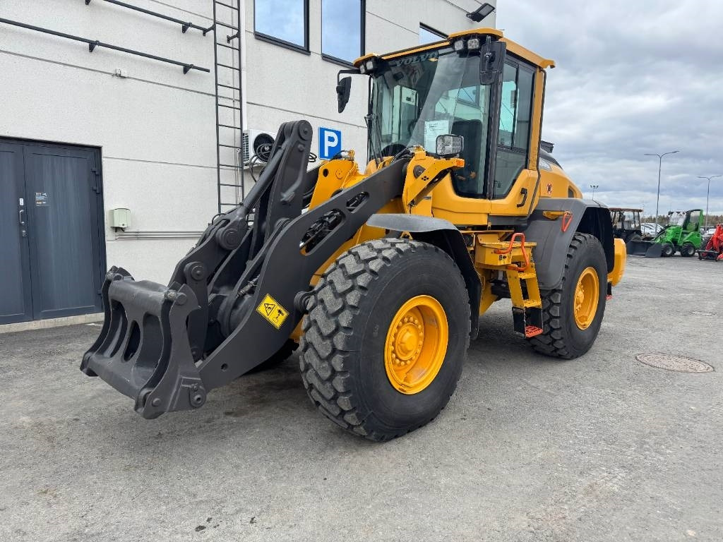 Volvo L 90 H UUSILLA RENKAILLA - Gumikerekes homlokrakodó: 2 kép. Volvo L 90 H UUSILLA RENKAILLA - Gumikerekes homlokrakodó: 2 kép.