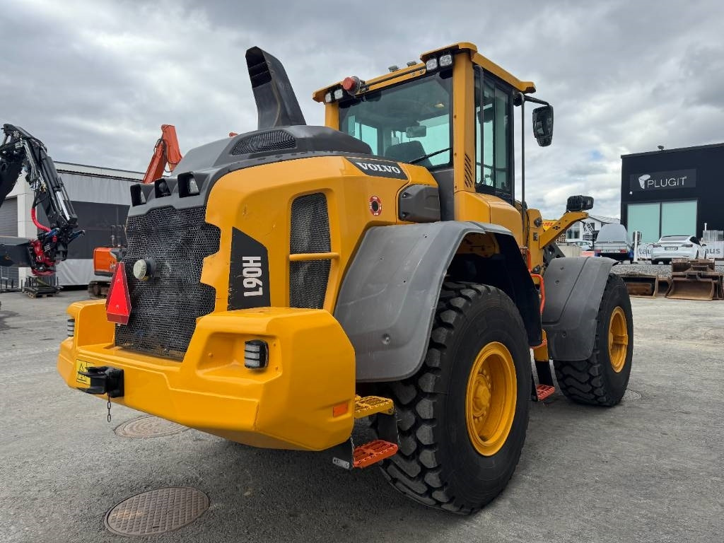 Volvo L 90 H UUSILLA RENKAILLA - Gumikerekes homlokrakodó: 5 kép. Volvo L 90 H UUSILLA RENKAILLA - Gumikerekes homlokrakodó: 5 kép.