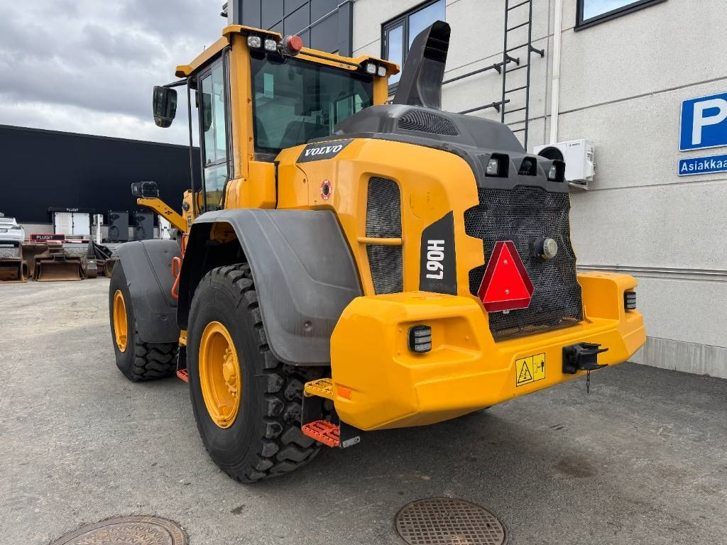 Volvo L 90 H UUSILLA RENKAILLA - Gumikerekes homlokrakodó: 3 kép. Volvo L 90 H UUSILLA RENKAILLA - Gumikerekes homlokrakodó: 3 kép.