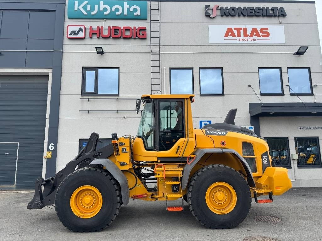 Volvo L 90 H UUSILLA RENKAILLA - Gumikerekes homlokrakodó: 1 kép. Volvo L 90 H UUSILLA RENKAILLA - Gumikerekes homlokrakodó: 1 kép.