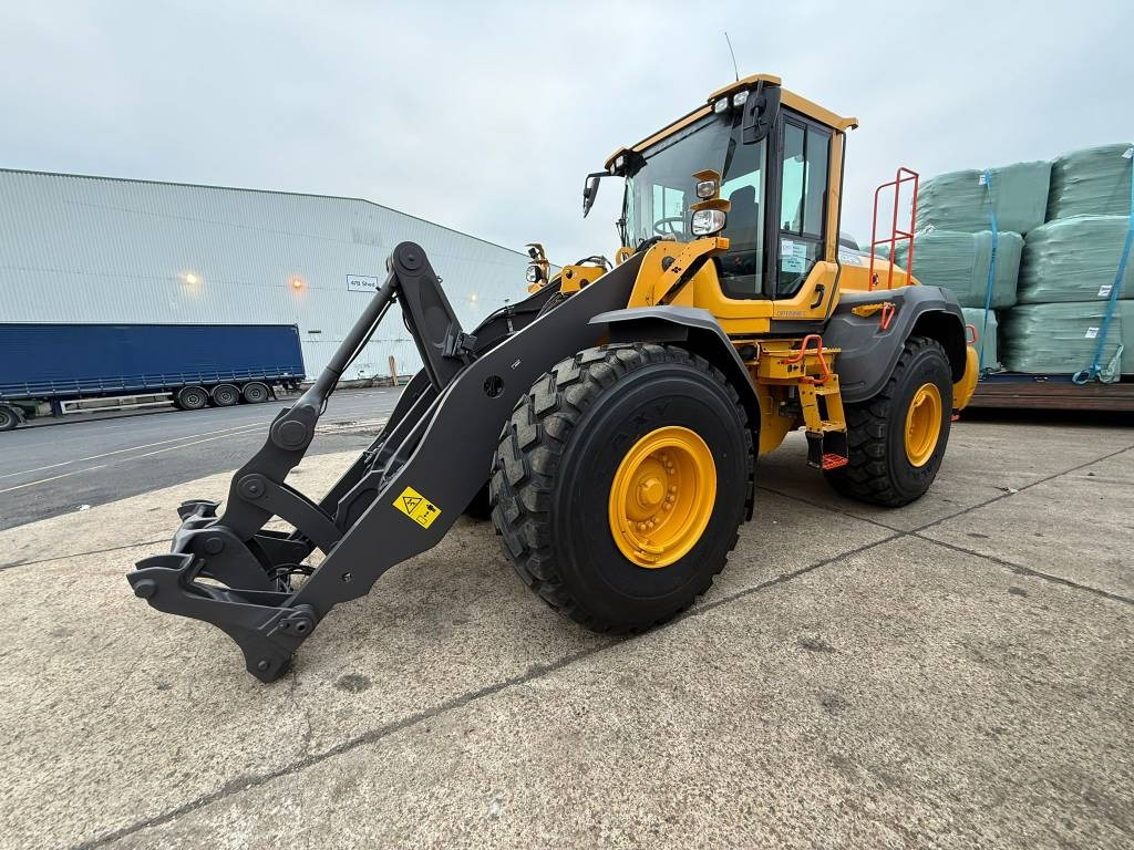 Volvo L110H LONG BOOM - Gumikerekes homlokrakodó: 1 kép. Volvo L110H LONG BOOM - Gumikerekes homlokrakodó: 1 kép.