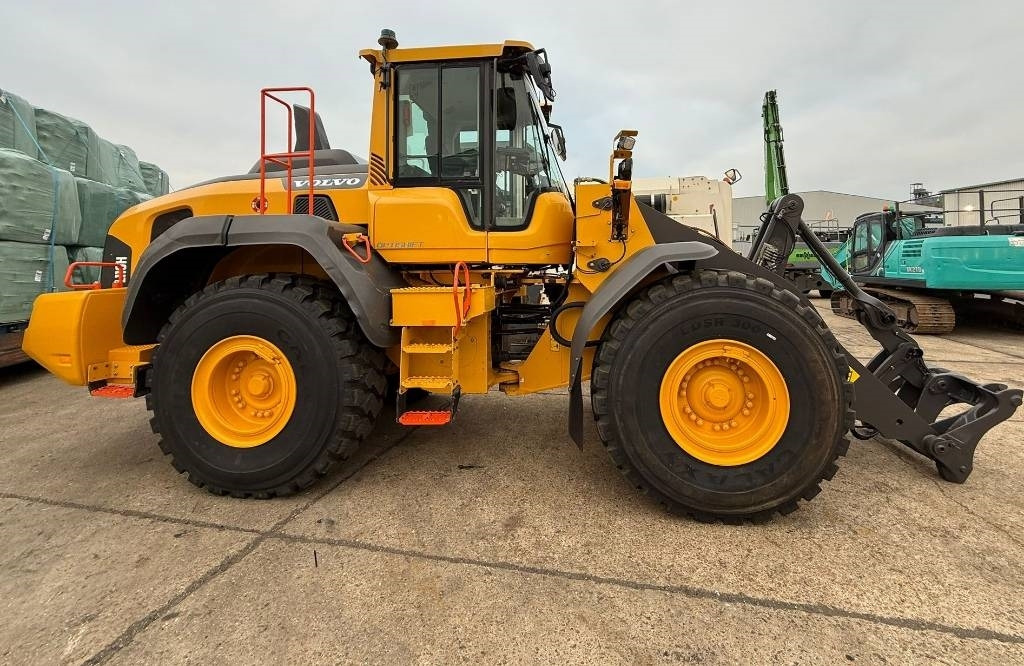 Volvo L110H LONG BOOM - Gumikerekes homlokrakodó: 2 kép. Volvo L110H LONG BOOM - Gumikerekes homlokrakodó: 2 kép.