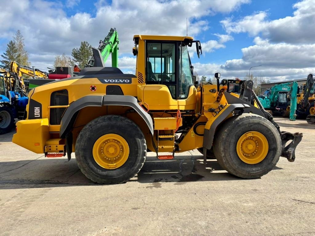 Volvo L110H VIPUOHJAUS YM. - Gumikerekes homlokrakodó: 3 kép. Volvo L110H VIPUOHJAUS YM. - Gumikerekes homlokrakodó: 3 kép.