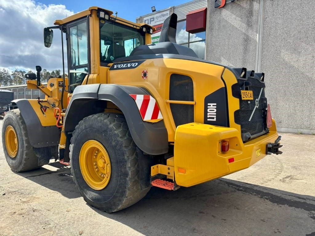 Volvo L110H VIPUOHJAUS YM. - Gumikerekes homlokrakodó: 4 kép. Volvo L110H VIPUOHJAUS YM. - Gumikerekes homlokrakodó: 4 kép.