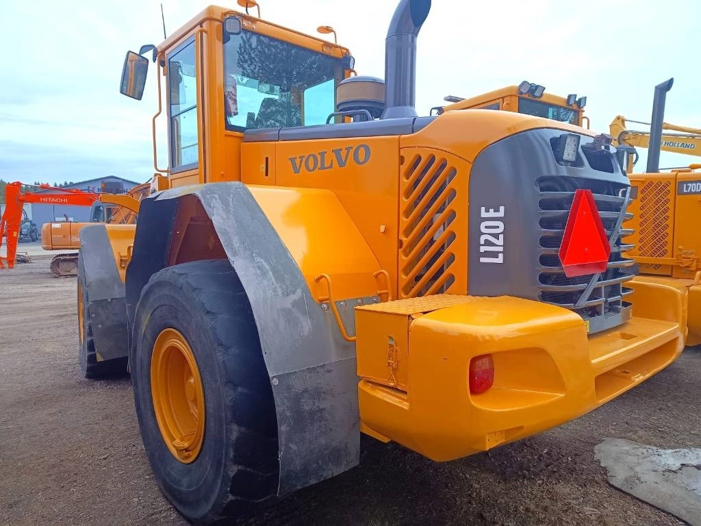 Volvo L120E RASVARILLA - Gumikerekes homlokrakodó: 2 kép. Volvo L120E RASVARILLA - Gumikerekes homlokrakodó: 2 kép.