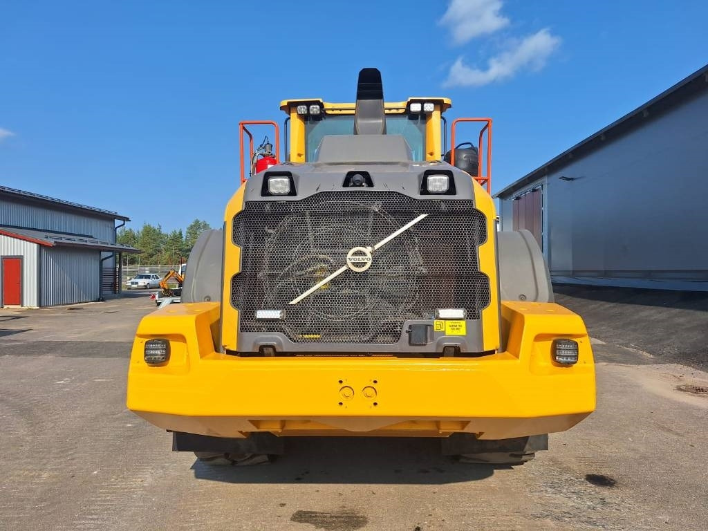 Volvo L120H LONG BOOM, VAAKA YM. - Gumikerekes homlokrakodó: 3 kép. Volvo L120H LONG BOOM, VAAKA YM. - Gumikerekes homlokrakodó: 3 kép.