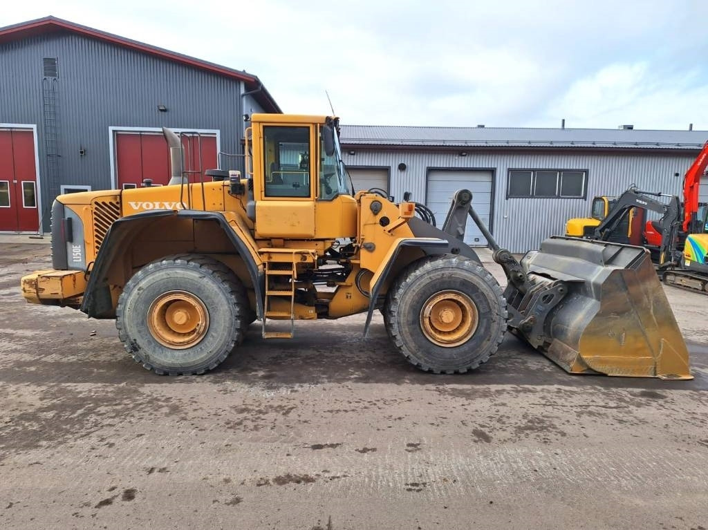 Volvo L150E VAAKA, V-KÄRKIKAUHA  - Gumikerekes homlokrakodó: 5 kép. Volvo L150E VAAKA, V-KÄRKIKAUHA  - Gumikerekes homlokrakodó: 5 kép.