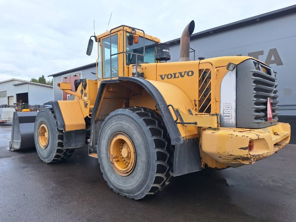 Volvo L180E VAAKALLA - Gumikerekes homlokrakodó: 2 kép. Volvo L180E VAAKALLA - Gumikerekes homlokrakodó: 2 kép.