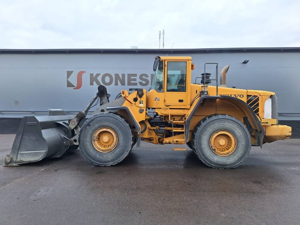 Volvo L180E VAAKALLA - Gumikerekes homlokrakodó: 1 kép. Volvo L180E VAAKALLA - Gumikerekes homlokrakodó: 1 kép.