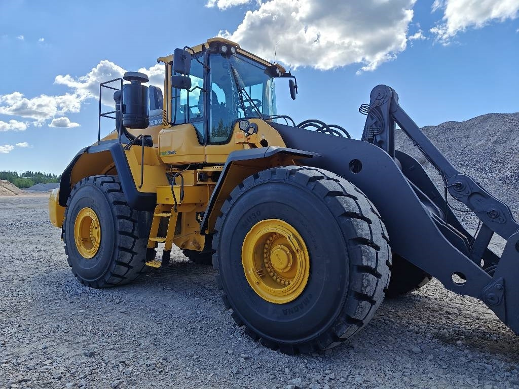 Volvo L220H - Gumikerekes homlokrakodó: 5 kép. Volvo L220H - Gumikerekes homlokrakodó: 5 kép.