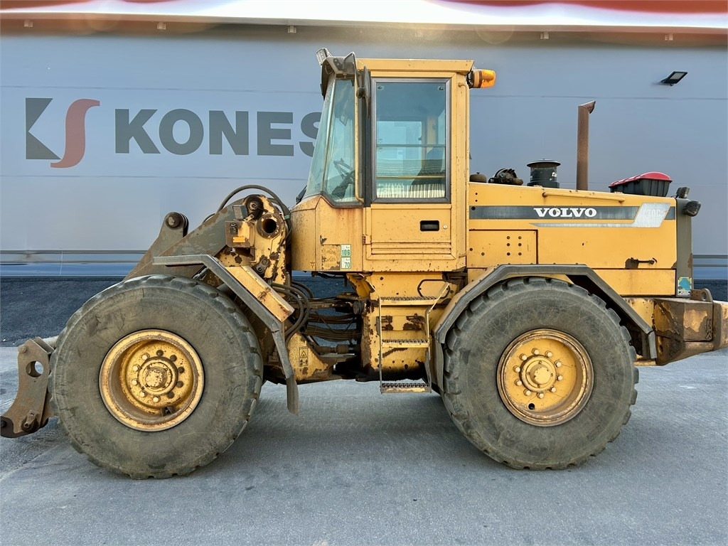 Volvo L70C RASVARILLA - Gumikerekes homlokrakodó: 1 kép. Volvo L70C RASVARILLA - Gumikerekes homlokrakodó: 1 kép.